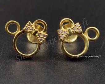 Pendientes inspirados en Mickey Mouse, chapados en oro de 14 quilates, con forma de cabeza de ratón y lazo de moissanita. Pendientes infantiles delicados.
