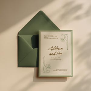 Puede incluir: Una invitación de boda con un sobre verde salvia y una tarjeta a juego. La tarjeta presenta los nombres "Addison and Pat" en una elegante escritura, con ilustraciones florales y detalles del evento.