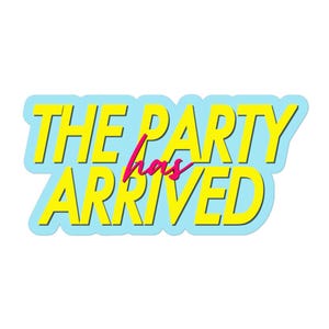 Puede incluir: Una pegatina con el texto "THE PARTY has ARRIVED" en amarillo, delineado en negro, sobre un fondo azul claro. La palabra "has" es rosa y la pegatina tiene forma rectangular redondeada.