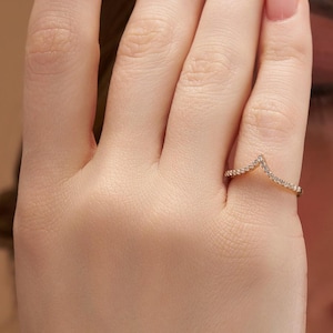 V Shaped Wedding Band For Women, V Shape Ring, Chevron Wedding Band, Curved Wedding Band, 18K Gold Vermeil Ring, Anniversary Ring for Wife