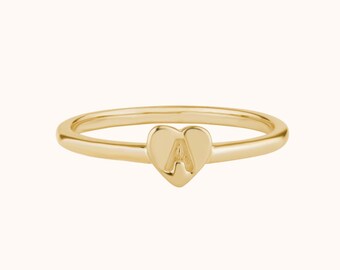 Gepersonaliseerde ring met hartvormige initialen, op maat gemaakte ring van massief 14k goud, ring met gegraveerde letter, minimalistische verlovingsring, stapelring, afstudeercadeau