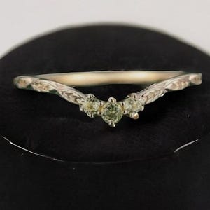 Round Cut Peridot Curved Wedding Band Vintage Peridot Yellow Gold Engagement Band Unique Antique Matching Stacking Anniversary Women Ring