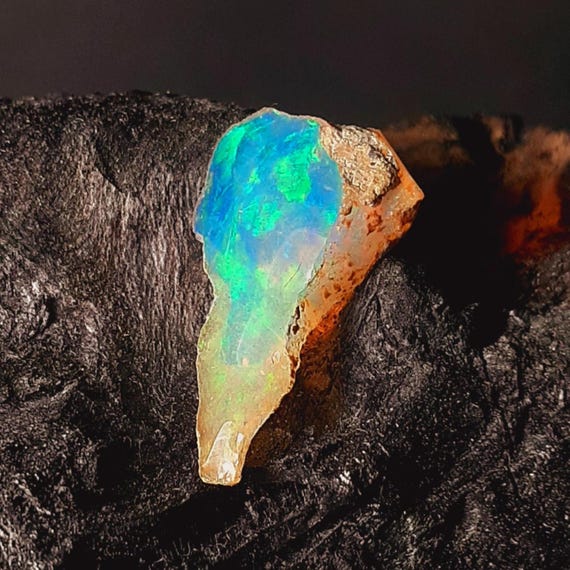 エチオピア産ファイアーオパール原石：天然12月の誕生石、ジュエリー
