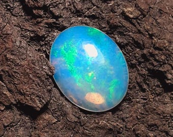 Ethiopische opaal cabochonring: ovale edelsteen, 10 x 8 mm