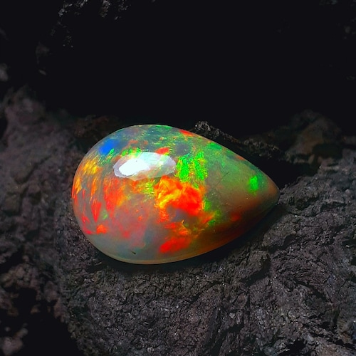 エチオピア産ファイアーオパール原石：天然12月の誕生石、ジュエリー