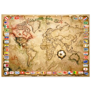 Könnte beinhalten: Eine Weltkarte im Vintage-Stil mit einem Fußball in der Mitte. Die Karte ist von Flaggen verschiedener Länder umgeben. Der Text "Wir waren dabei 2026" ist rot geschrieben. Die Karte hat ein gealtertes, abgenutztes Aussehen.