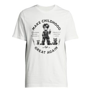 Könnte beinhalten: Weißes T-Shirt mit einer schwarz-weißen Grafik. Die Grafik zeigt eine stilisierte Illustration eines Kindes mit Irokesenschnitt, einer Maus und einer Katze, mit dem Text "MAKE CHILDHOOD GREAT AGAIN". Zusätzlicher Text lautet "Freiheit, Frieden, Menschlichkeit, Gleichheit, Gerechtigkeit, Liebe".