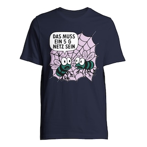 Könnte beinhalten: Marineblaues T-Shirt mit einer Cartoon-Illustration von zwei grün-schwarz gestreiften Fliegen in einem rosa Spinnennetz. Der Text "DAS MUSS EIN 5 G NETZ SEIN" befindet sich in einer weißen Sprechblase.