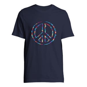 Könnte beinhalten: Marineblaues T-Shirt mit einem farbenfrohen Peace-Zeichen-Grafik. Das Peace-Zeichen hat einen Glitch-Effekt mit leuchtenden Farbtönen von Rot, Blau, Gelb und Grün. Das Shirt ist ein klassischer Rundhalsausschnitt.