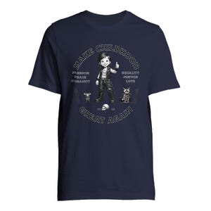Könnte beinhalten: Marineblaues T-Shirt mit einem Aufdruck "MAKE CHILDHOOD GREAT AGAIN". Das Design zeigt eine Zeichentrickfigur, die einen Daumen hoch zeigt, umgeben von Text und Illustrationen einer Katze, einer Maus und Totenköpfen.