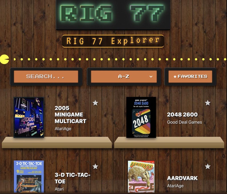 Puede incluir: Exhibici&oacute;n de madera con el texto "RIG 77" y "RIG 77 Explorer". Muestra cartuchos de videojuegos retro en estantes, incluyendo "2005 MINIGAME MULTICART" y "2048 2600". El dise&ntilde;o incorpora opciones de b&uacute;squeda y favoritos.
