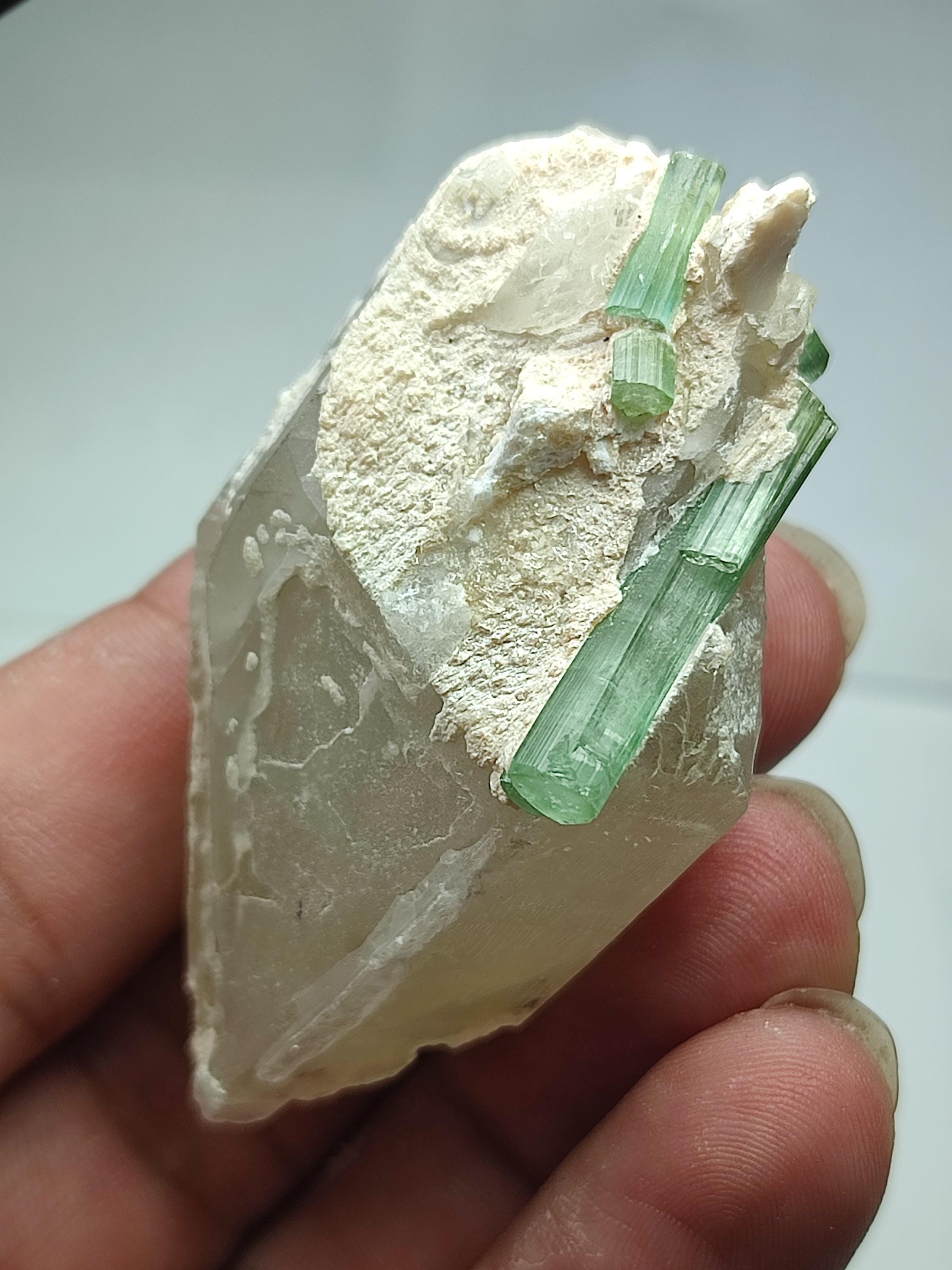 パキスタン産のマトリックスクォーツにグリーントルマリンの宝石結晶