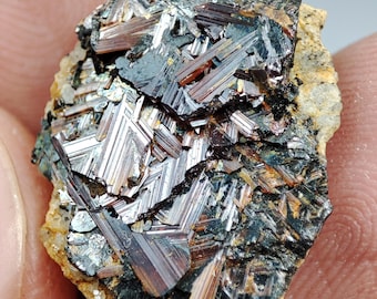 パキスタン産のマトリックスクォーツにグリーントルマリンの宝石結晶