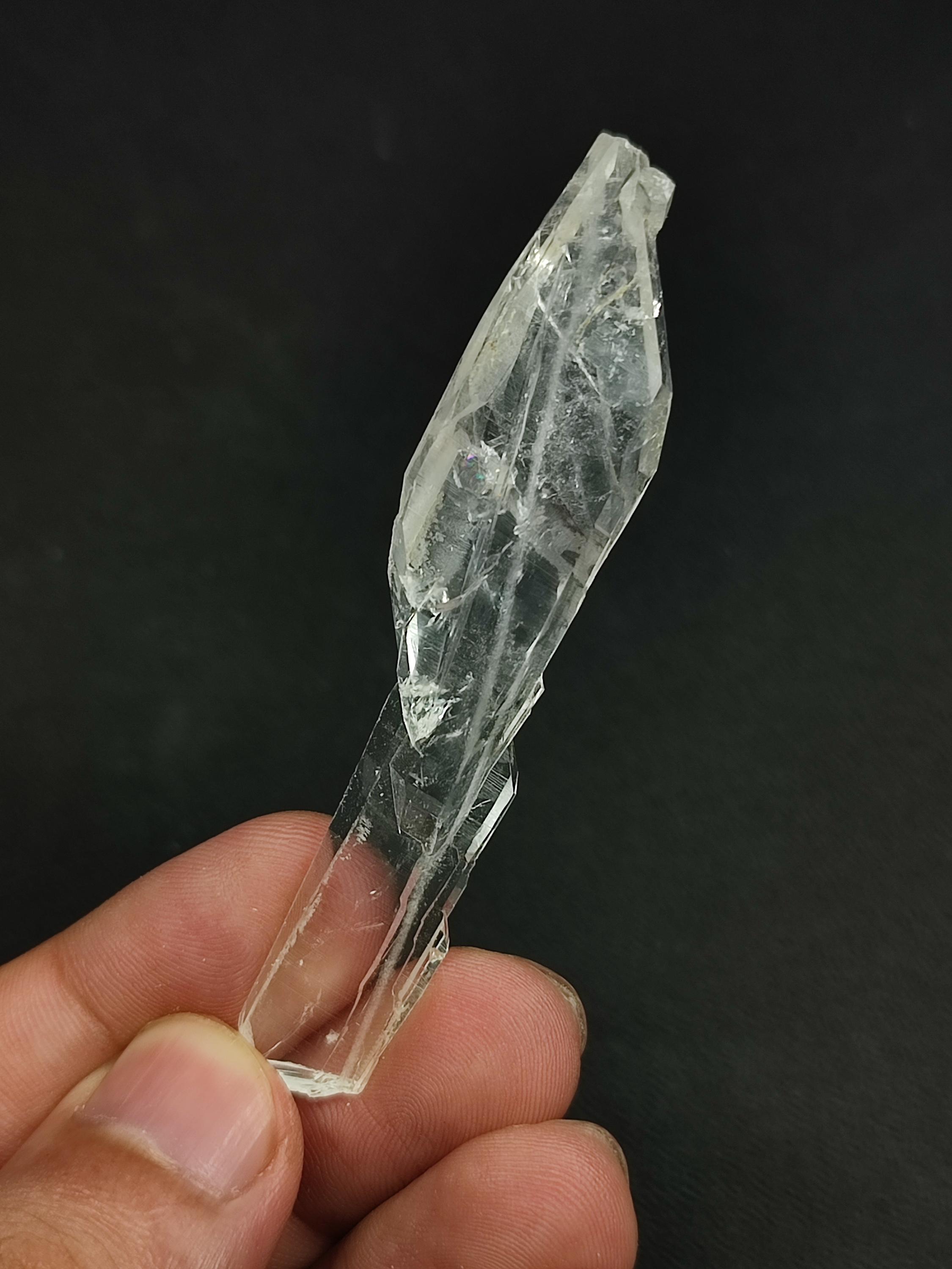 ファーデン水晶: 透明な鉱物標本、パキスタンのバルチスタン。 「11