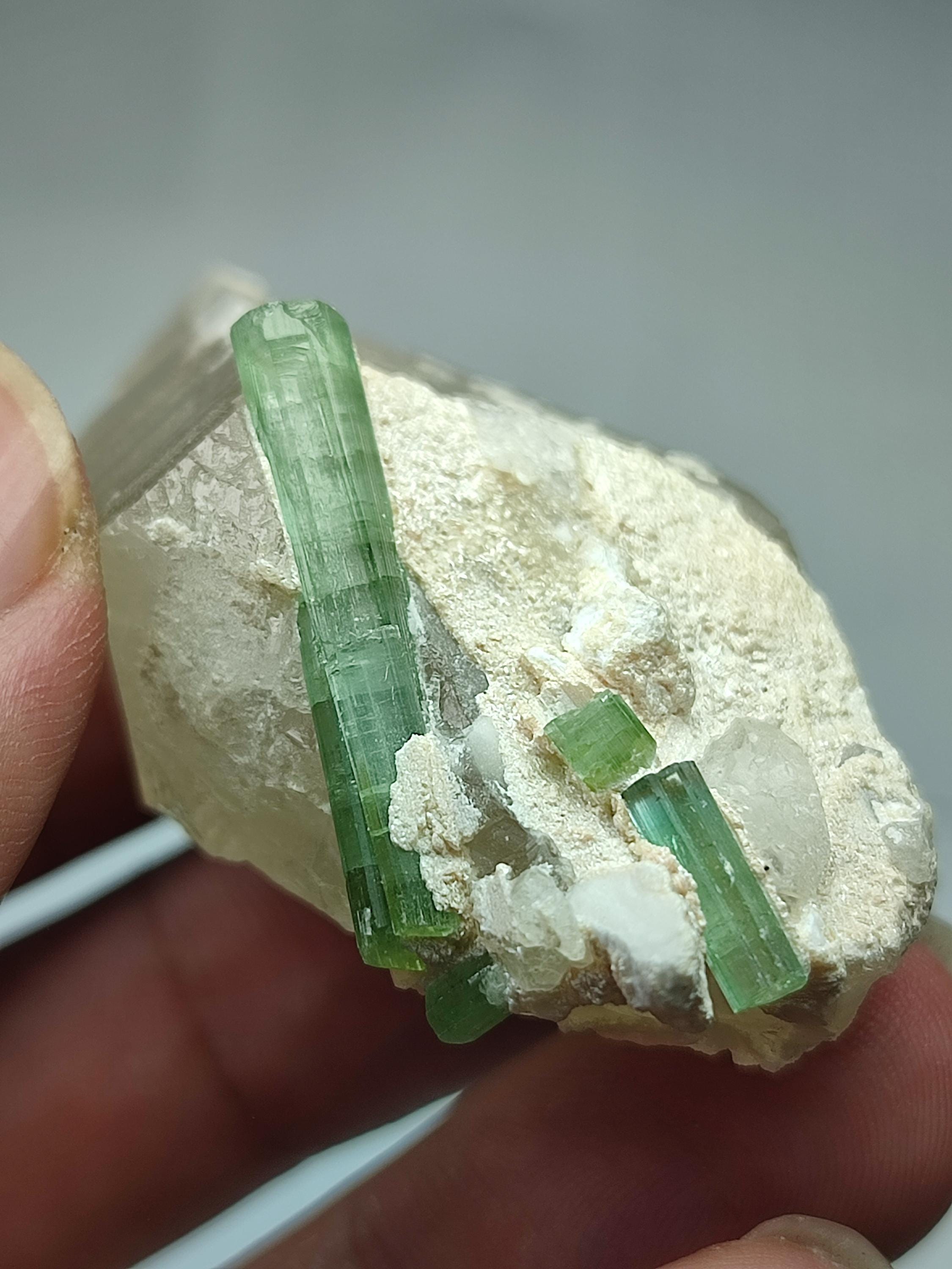 【パキスタン産】グリーントルマリン結晶 パキスタン産のマトリックスクォーツにグリーントルマリンの宝石結晶