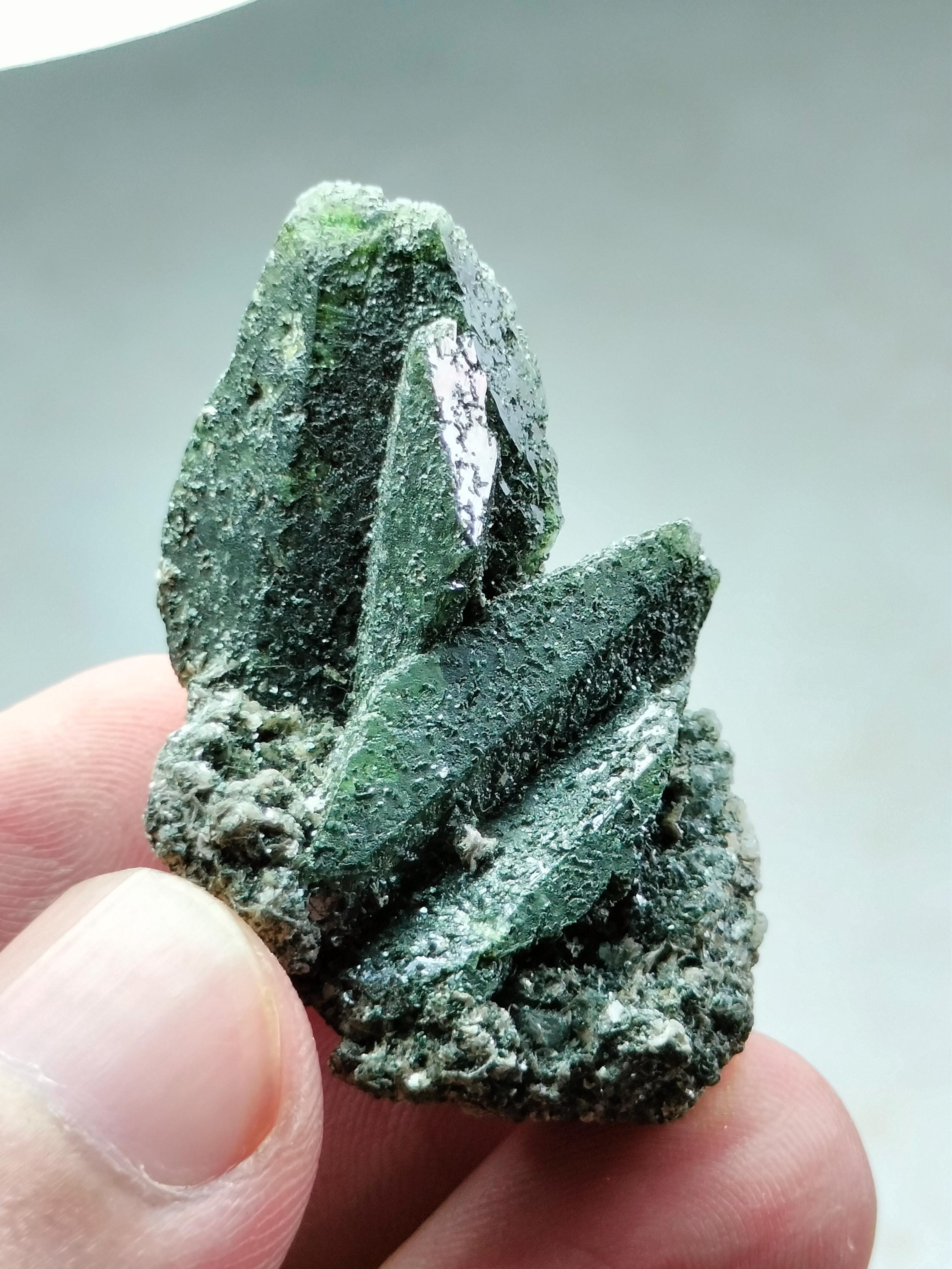 緑泥石を含むチタン石スフェーン結晶、パキスタン鉱物標本 - Etsy 日本