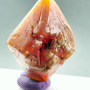 Cristal de scheelite rare : spécimen minéral du Pakistan, 38 g