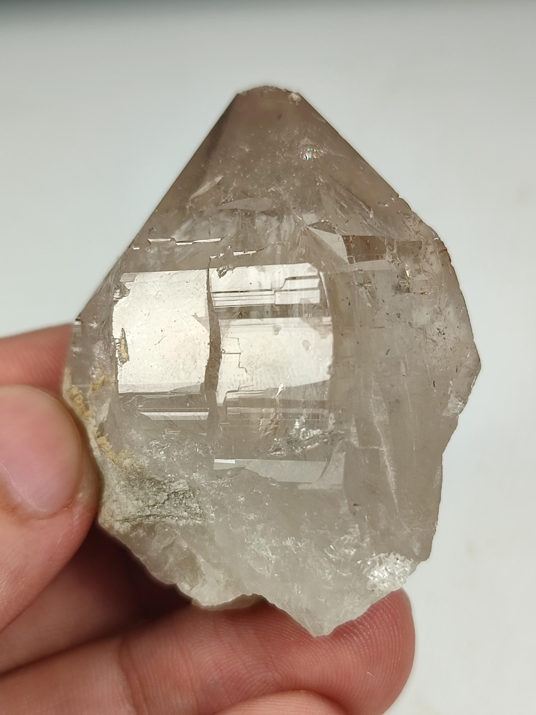 パキスタン産スモーキークォーツ入りレッドルチル水晶ポイント。「69