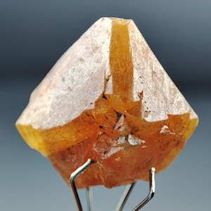 Rare pointe de cristal miniature de Scheelite du Pakistan. &quot;5 g&quot;