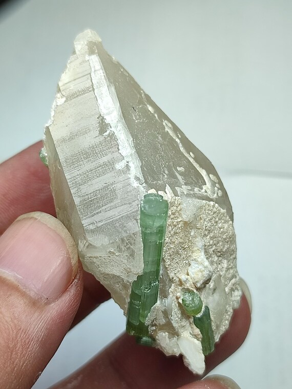 パキスタン産のマトリックスクォーツにグリーントルマリンの宝石結晶