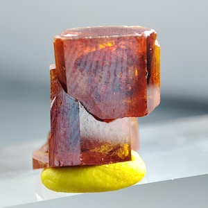 Gemelli di vanadinite con formazione unica, campione in miniatura proveniente dal Marocco. &quot;4 g&quot;