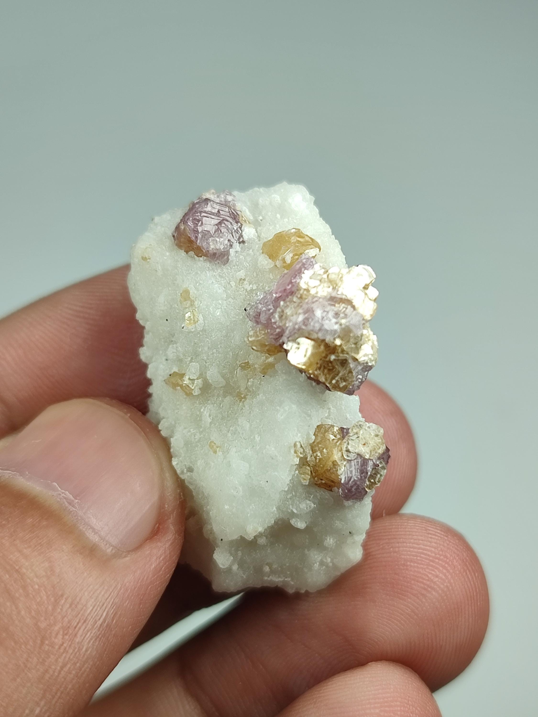 母岩上の天然蛍光スピネル結晶 - アフガニスタン標本 - Etsy 日本