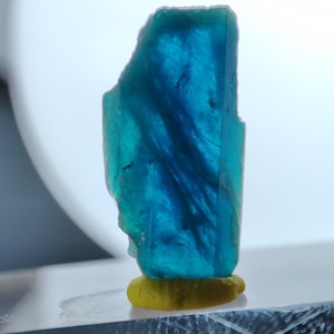 Zeldzaam fluorescerend Hauyne-kristal uit Afghanistan. &quot;2 g&quot;