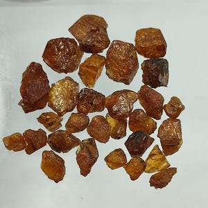 Zeldzame bastnasiet-(Ce)-kristallen: roodbruine sieradenpartij, Zagi-gebergte (5 g, 8 mm)