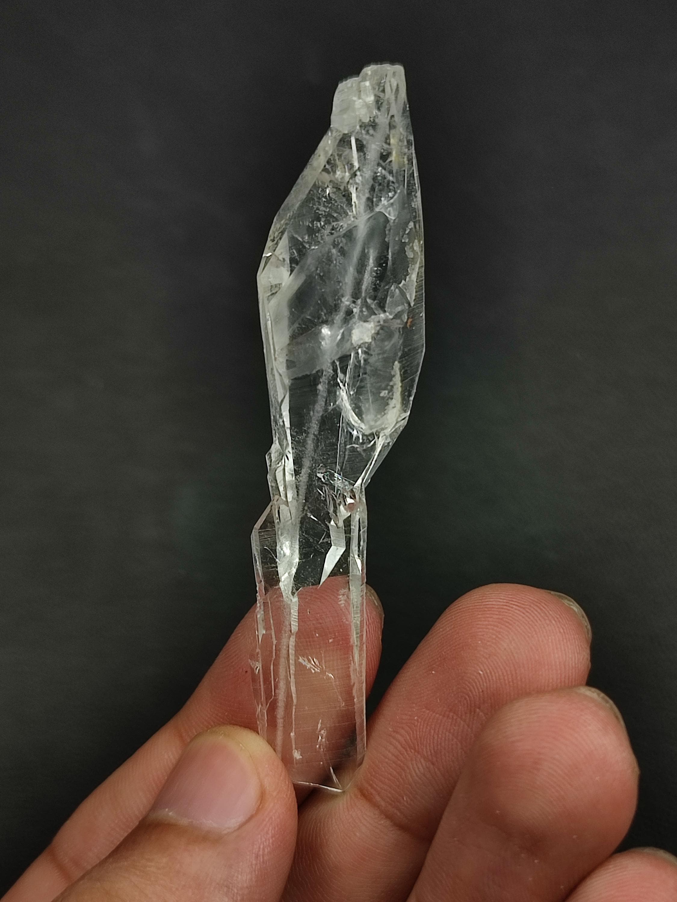 ファーデン水晶: 透明な鉱物標本、パキスタンのバルチスタン。 「11