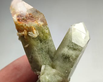 パキスタン産スモーキークォーツ入りレッドルチル水晶ポイント。「69