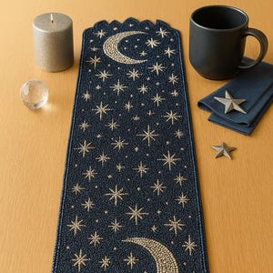 Puede incluir: Camino de mesa azul marino con cuentas y diseño celestial. El camino presenta un patrón de luna creciente y estrellas en cuentas doradas y plateadas. Aproximadamente 35 cm de ancho y 183 cm de largo, con borde festoneado.