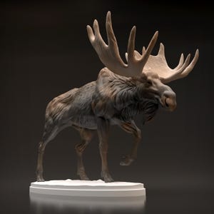 Könnte beinhalten: Eine detaillierte Skulptur eines Elchs mit großem Geweih. Der Elch wird in einer Laufpose dargestellt, mit angehobenem Vorderbein. Die Skulptur ist hauptsächlich braun und beige, mit einem weißen Sockel. Das Geweih hat einen helleren Farbton.
