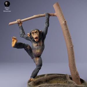 Può includere: Statuetta dettagliata di uno scimpanzé appeso a un ramo d'albero. Lo scimpanzé ha un'espressione sorpresa, con la bocca aperta. La statuetta è dipinta in tonalità di grigio, marrone e beige. La base della statuetta riporta il testo "Animal Den Miniatures".