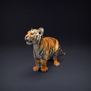 Può includere: Figurina di cucciolo di tigre renderizzata in 3D. Il cucciolo ha pelliccia arancione con strisce nere, occhi blu e muso bianco. La figurina è in posa sulle quattro zampe, con la bocca leggermente aperta, su uno sfondo grigio scuro.