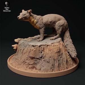 Peut inclure: Une sculpture miniature détaillée d'une créature ressemblant à un renard debout sur une souche d'arbre. Le renard est de couleur marron clair avec une queue et des oreilles touffues. La souche d'arbre est texturée et a une base circulaire. Le texte "Animal Den Miniatures" est visible.