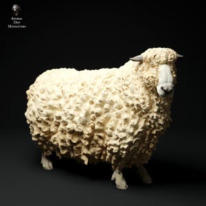 Può includere: Una scultura in miniatura dettagliata di una pecora con un folto mantello di lana testurizzata color crema. La pecora ha una faccia bianca e piccole corna scure. Il logo Animal Den Miniatures si trova in alto a sinistra.