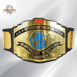 Puede incluir: Un cinturón de campeonato de lucha libre chapado en oro con un emblema central de globo azul, letras negras que dicen INTERCONTINENTAL HEAVYWEIGHT WRESTLING CHAMPION, un logotipo rojo de WWF en la parte superior y placas laterales en una correa negra.