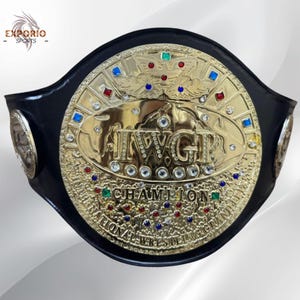 Könnte beinhalten: Ein Wrestling-Meisterschaftsgürtel mit einer großen, runden, goldfarbenen Metallplatte auf einem schwarzen Lederriemen. Die Platte zeigt den Schriftzug IWGP CHAMPION und INTERNATIONAL WRESTLING GRAND PRIX, verziert mit roten, blauen, grünen und klaren Kristallen.