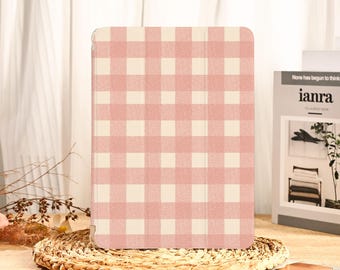 Funda básica a cuadros rosa para iPad con ranura para bolígrafo para iPad Pro 13, 12,9, 11, Air 7, M3, Mini 7/6, iPad 11, A16, iPad 10/9/8, función de encendido y apagado automático. Regalos únicos.