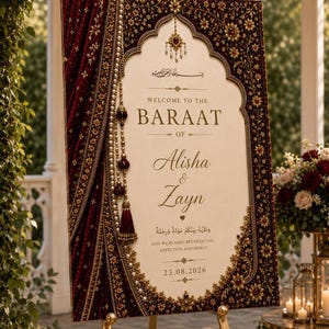 Peut inclure: Un panneau de bienvenue rectangulaire pour un Baraat avec un centre crème et du texte doré indiquant Welcome to the Baraat of Alisha & Zayn, encadré par des bordures en velours rouge foncé ornées de broderies dorées complexes et de perles.