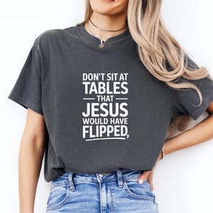 Camiseta "No te sientes en las mesas, Jesús se habría enfadado", Camiseta anticapitalista "Cómete a los ricos", Regalo cristiano progresista de izquierda Comfort Colors