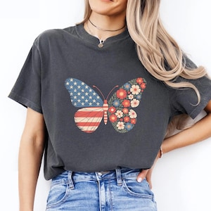 Comfort Colors® 愛国的な蝶柄シャツ、アメリカ国旗蝶柄Tシャツ、7月4日シャツ、独立記念日ギフト、プリントのみ - ワッペンではありません