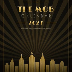 K&ouml;nnte beinhalten: Ein Wandkalender f&uuml;r 2027 mit dem Titel The Mob Calendar und einem schwarz-goldenen Sonnenstrahlen-Hintergrund. Das Cover enth&auml;lt den Text National Crime Syndicate, The Mob Calendar, 2027 und Twelve bosses. Thirty-five dates they'd rather you forgot.