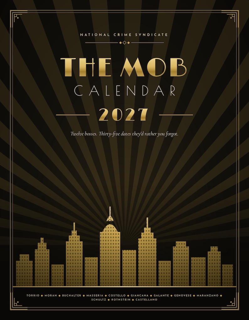 K&ouml;nnte beinhalten: Ein Wandkalender f&uuml;r 2027 mit dem Titel The Mob Calendar und einem schwarz-goldenen Sonnenstrahlen-Hintergrund. Das Cover enth&auml;lt den Text National Crime Syndicate, The Mob Calendar, 2027 und Twelve bosses. Thirty-five dates they'd rather you forgot.