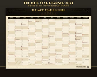 Puede incluir: El Mob Year Planner 2027 es un calendario de pared con una cuadrícula para 365 días. El diseño en negro y crema incluye el texto The Mob Year Planner 2027, One Page 365 Days 37 Days The Mob Made The Papers y National Edge Syndicate.