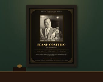 Op de afbeelding: Een ingelijst zwart-witportret van Frank Costello in een pak, gecentreerd op een zwarte achtergrond met gouden tekst. De print bevat de naam Frank Costello, de bijnaam The Prime Minister en biografische gegevens over zijn leven en dood.