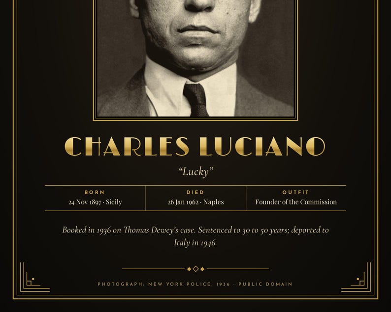 Puede incluir: Un p&oacute;ster negro y dorado con un retrato de Charles Luciano, apodado Lucky. El texto incluye fechas y lugares de nacimiento y muerte, adem&aacute;s de un resumen de su detenci&oacute;n en 1936 en el caso Thomas Dewey y su deportaci&oacute;n a Italia en 1946.