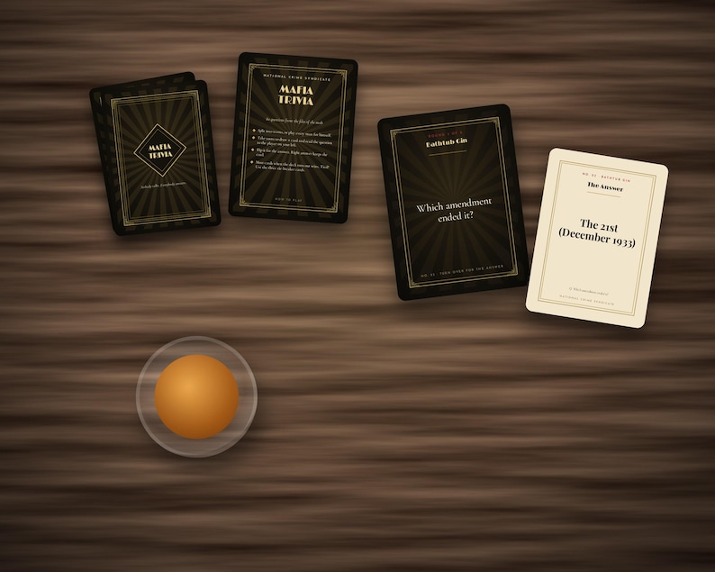 Puede incluir: Un juego de cartas Mafia Trivia con cartas negras con patrones de rayos dorados y texto, incluyendo una carta con la pregunta Which amendment ended it? y una tarjeta de respuesta blanca con The 21st (December 1933), junto a una esfera naranja.