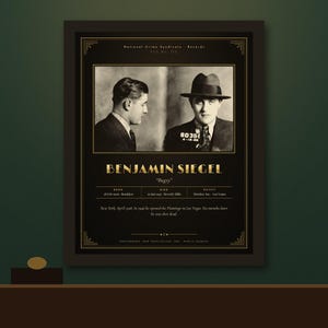 Op de afbeelding: Een ingelijste zwart-gouden poster met een mugshot van Benjamin Siegel, bekend als Bugsy. De print bevat zijn naam, biografische gegevens en een korte historische samenvatting. Het ontwerp bevat decoratieve randen en tekst.