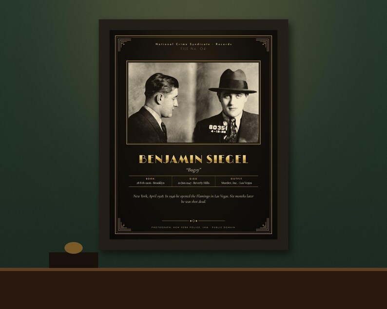 Op de afbeelding: Een ingelijste zwart-gouden poster met een mugshot van Benjamin Siegel, bekend als Bugsy. De print bevat zijn naam, biografische gegevens en een korte historische samenvatting. Het ontwerp bevat decoratieve randen en tekst.